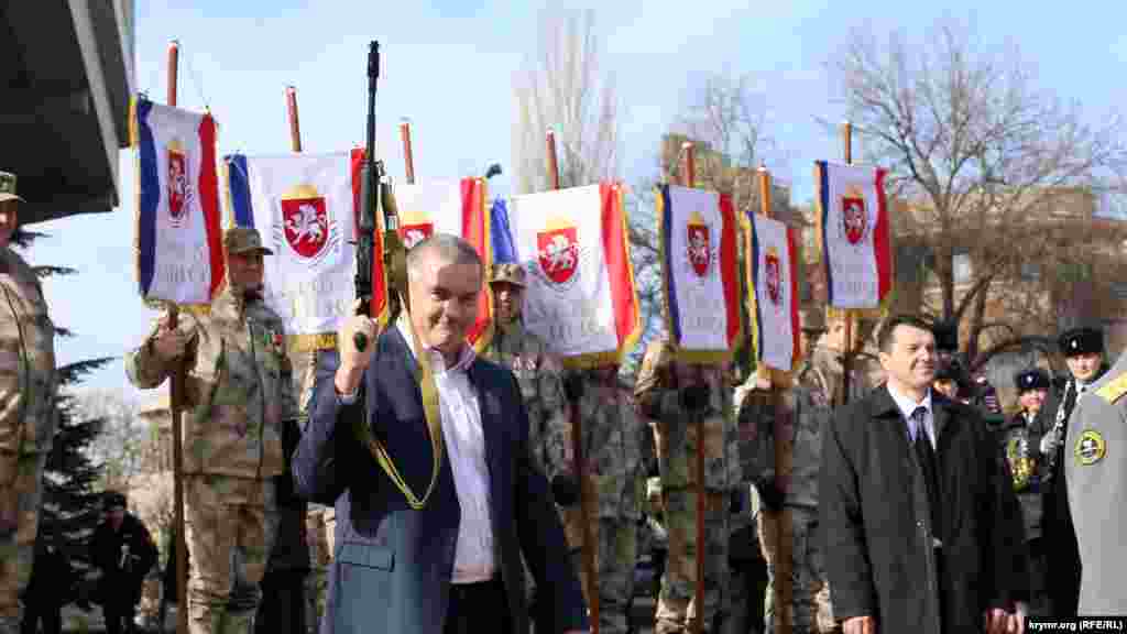 Сергію Аксьонову керівник Військово-спортивного союзу Калашникова генерал Євген Юр'єв вручив іменний макет автомата Калашникова, 23 лютого 2015.