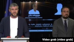 ირაკლი კუპრაძე (მარცხნივ) და თაზო დათუნაშვილი პრესკონფერენციაზე. 29 სექტემბერი, 2025 წელი