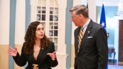 Presidentja e Kosoves, Vjosa Osmani, gjate takimit me zëvendëssekretarin amerikan të Shtetit, Christopher Landau, në Uashington. Korrik, 2025.