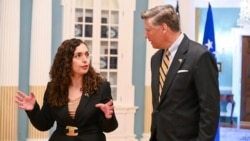 Presidentja e Kosovës, Vjosa Osmani me zëvendëssekretarin amerikan të Shtetit, Christopher Landau gjatë takimit të tyre në korrik të vitit 2025.