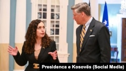 Presidentja e Kosovës, Vjosa Osmani dhe ëvendëssekretari amerikan i Shtetit, Christopher Landau