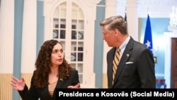Predsjednica Kosova, Vjosa Osmani, sa zamjenikom američkog državnog sekretara Christopherom Landauom tokom njihovog sastanka u julu 2025. godine.