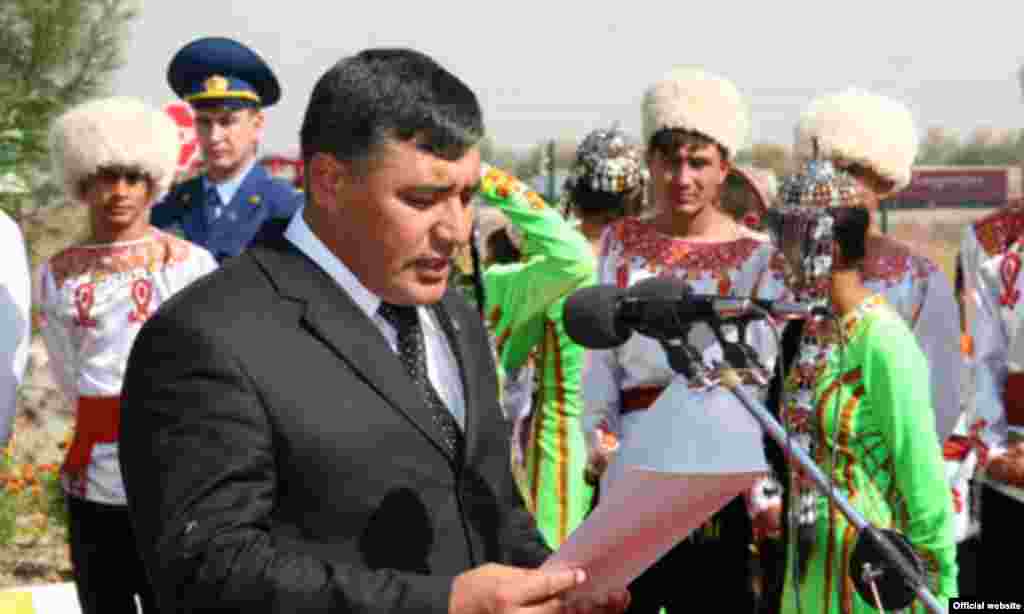 Lebap welaýatynyň häkimi bu täze binanyň türkmen-özbek serhetiniň howpsuzlygy üçin wajypdygyny belleýär 