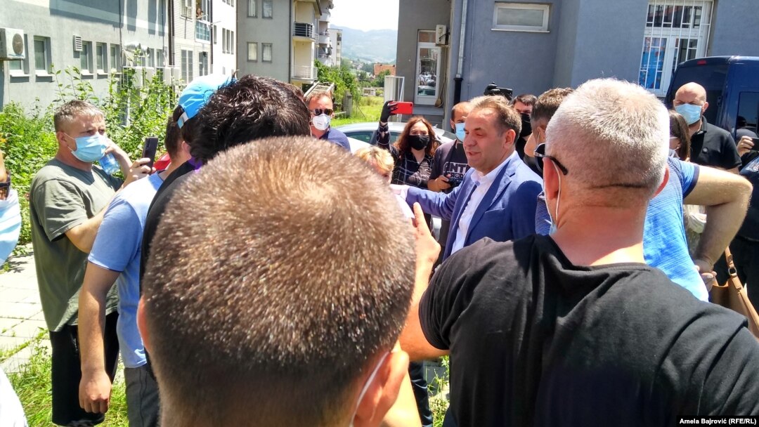 Rasim Ljajić u Novom Pazaru ispred Opšte bolnice, sa novinarima i demonstrantima okupljenim tokom posete premijerke i ministra zdravlja tom gradu, 30. juna 2020.