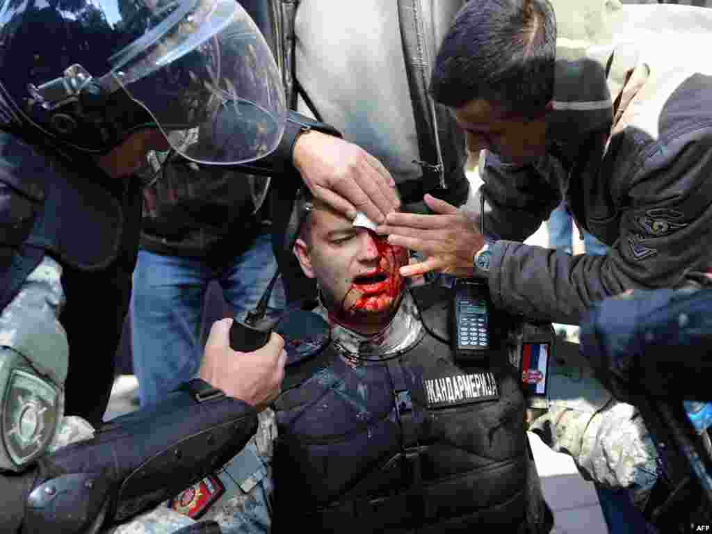 Srbija - Sukobi policije učesnika i protivnika Parade ponosa, Beograd, 10.10.2010. Foto: AFP / Alexa Stanković ,