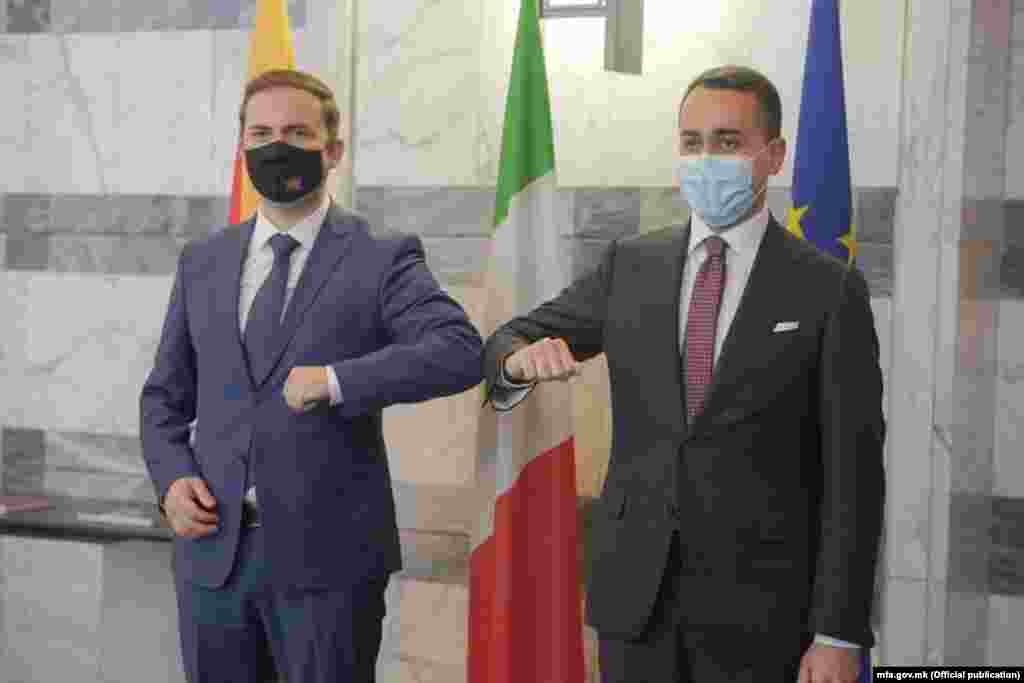 МАКЕДОНИЈА - Министерот за надворешни работи, Бујар Османи, во рамки на работната посета на Италија, имал средба со министерот за надворешни работи и меѓународна соработка на Италија, Луиџи ди Мајо, на која биле разгледани можностите за продлабочување на политичките и економските односи, вкупната билатерална соработка во сите сегменти од заеднички интерес, како и регионалните актуелни состојби и соработка, соопшти Министерството за надворешни работи (МНР).