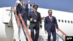 Printre pasagerii zborului inaugural s-a numărat și ministrul rus al resurselor naturale, Alexander Kozlov (dreapta).