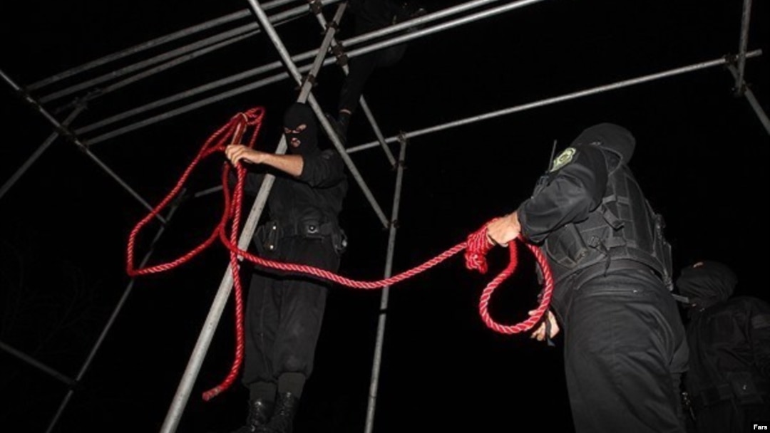 Polițiștii iranieni pregătesc o spânzurare. Experții ONU au cerut Iranului, majoritar musulman șiit, să înceteze persecuția și hărțuirea minorităților religioase. (foto de arhivă)