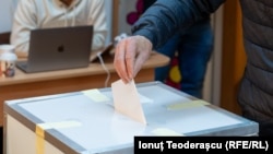 Un bărbat introduce în urnă un buletin de vot în cel de-al doilea tur de scrutin al alegerilor prezidențiale reluate, din 18 mai 2025. 