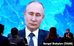 Ресей президенті Владимир Путин 2020 жылғы 17 желтоқсандағы баспасөз мәслихаты кезінде.