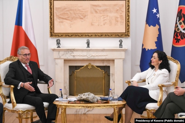 Ministri i Jashtëm çek, Martin Dvorak, gjatë takimit në Prishtinë me presidenten e Kosovës, Vjosa Osmani. 24 janar 2024.