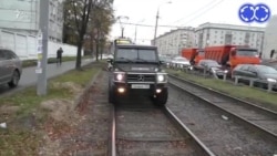 Moskvada tıxac. Maşınlar tramvay yolunda
