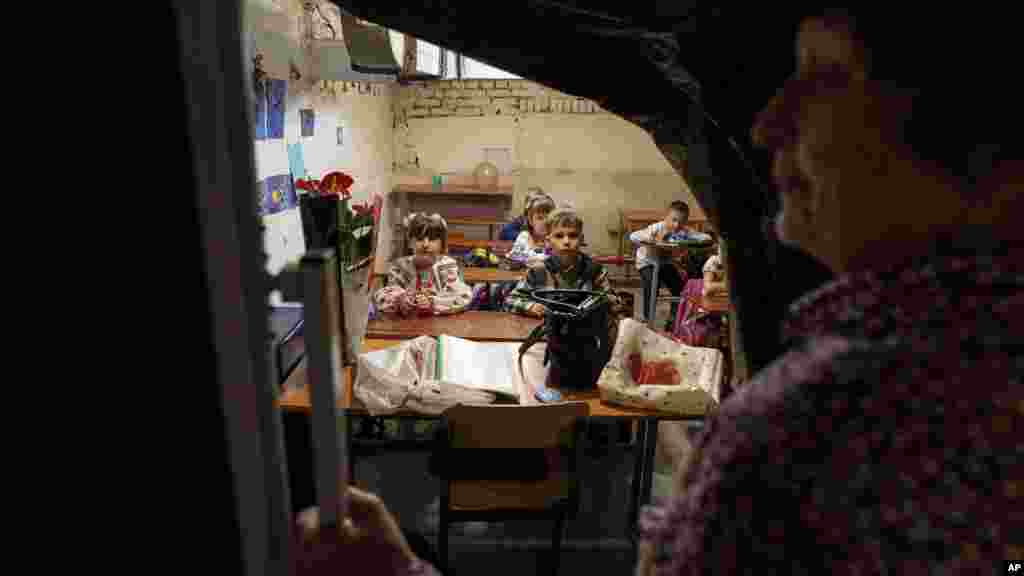 Az eredeti iskola - egy gyönyörű, 20. század eleji épület - most üresen áll, tágas tantermei arra várnak, hogy a diákok egyszer majd visszatérjenek