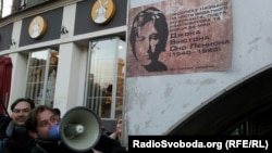 Protestatari ucraineni în Harkov, rebotezând Str. Lenin cu numele «Str. Lennon», 22 decembrie 2013.