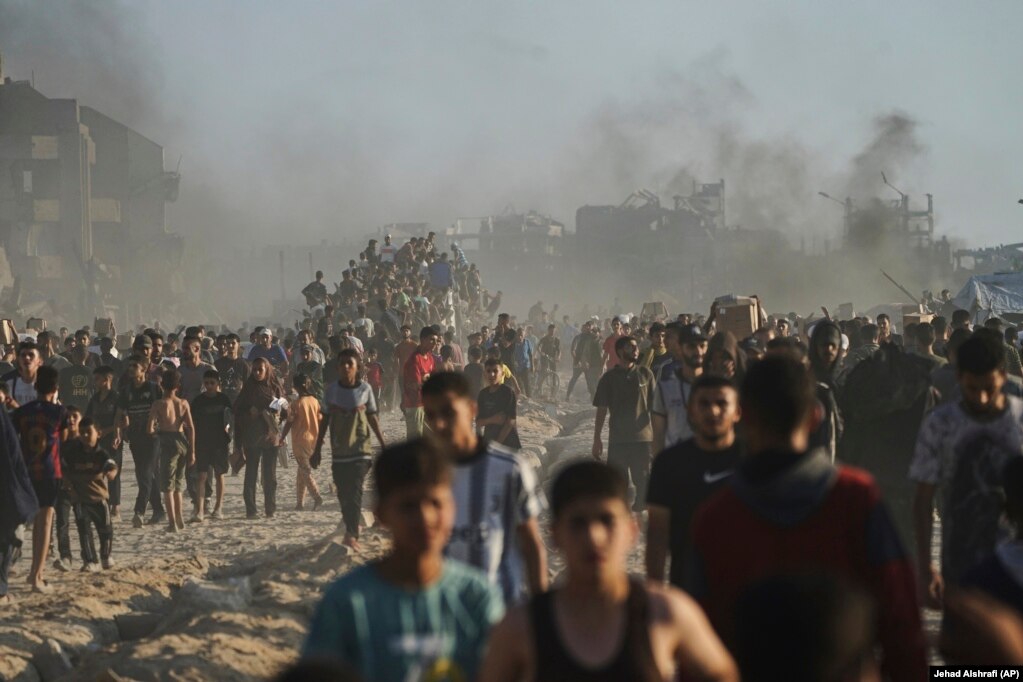 Grumbuj njerëzish pas shkarkimit të ndihmave nga kamionët e Programit Botëror të Ushqimit.