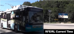 Тролейбус на гірській кримській трасі. 2020.