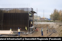 Muncitori pe șantierul de construcție a podului peste Prut la Zagarancea, raionul Ungheni, care urmează să facă legătura cu Autostrada Unirii - Târgu Mureș (România) - Ungheni (R. Moldova)
