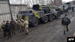 Украинские военнослужащие готовят ракетную установку к погрузке и отправке назад. Артемовск, 6 марта 2015 года. 