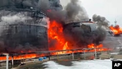 В последние месяцы участились атаки беспилотников на нефтеперерабатывающие заводы России. На фото: последствия удара по заводу в Брянской области, январь 2024 года