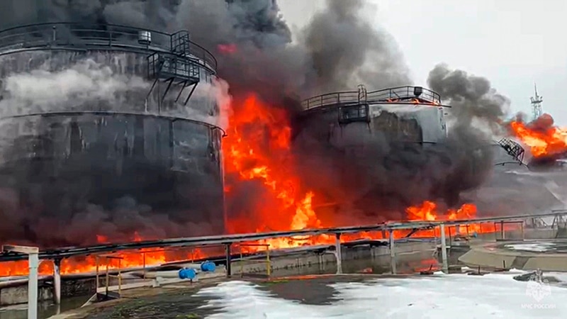 Пожар во рафинерија за нафта во руски Смоленск