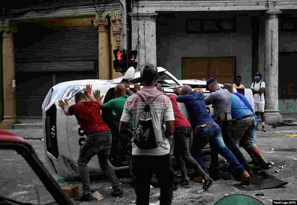 Protestatarii au răsturnat mașini ale Poliției.