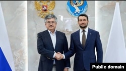 Арслан Койчуев Алтай Республикасынын өкмөтүнүн төрагасы Александр Прокопьев менен. Горно-Алтайск, Алтай, Орусия. 6-июль, 2026-жыл.