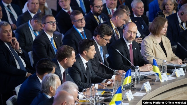 Президент України Володимир Зеленський (у центрі) на саміті «Кримської платформи». Київ, 23 серпня 2021 року