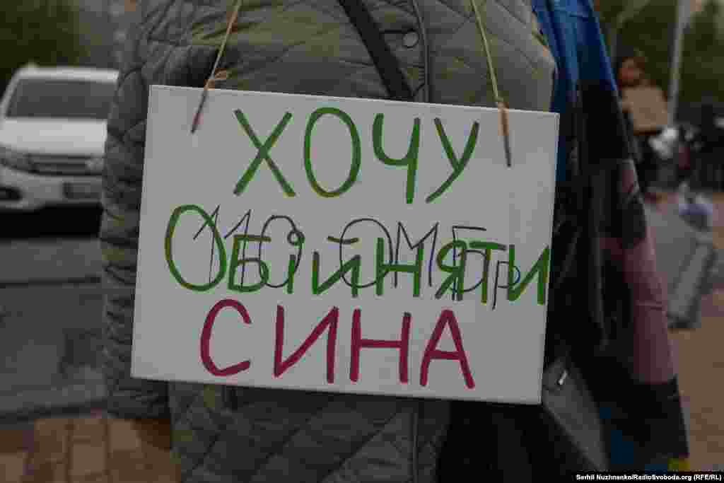 «У неї немає сил уже. Віра і надія про те, що Олексій повернеться скоро додому. Нас у війську троє дітей: я, брат, який зник, і ще один брат. Для неї це дуже велика трагедія в цілому, що її діти на війні. Але це її гордість. І вчинок Олексія – це наша велика гордість. І ми точно знаємо, що він знайдеться. Немає ніяких інших варіантів у нього, він обіцяв», – говорить донька Тамари і сестра Олексія Юлія