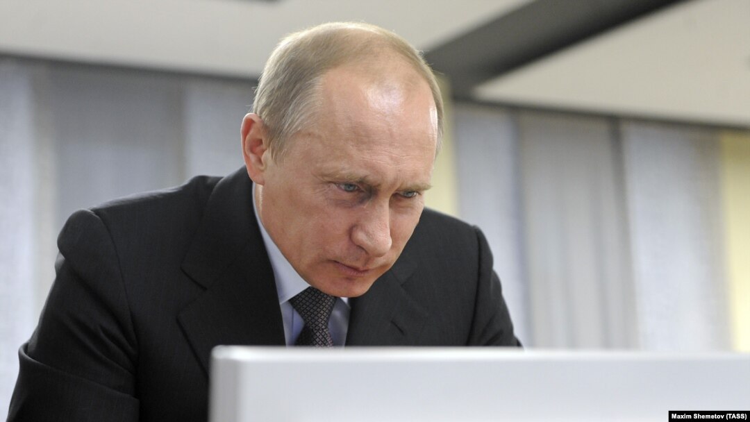 Владимир Путин во время посещения Президентской Библиотеки имени Б.Н. Ельцина