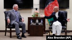 رکس تیلرسون (چپ) در دیدار با اشرف غنی‌زی، رئیس‌جمهور افغانستان.