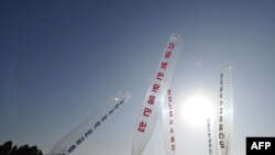 Defectors and conservative activists release balloons carrying leaflets condemning North Korean leader Kim Jong Il during a rally denouncing North Korea, on Yeonpyeong isand on December 18, 2010. 