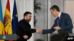 Španski premijer Pedro Sančez i ukrajinski predsednik Volodimir Zelenski tokom konferencije za novinare u Madridu, 18. marta.