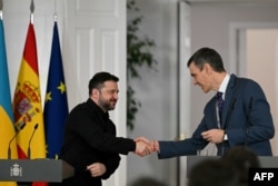 Spansh Prime Minister Pedro Sanchez (right) and Ukrainian President Volodymyr Zelensky shake hands during a joint press conference in Madrid on March 18.