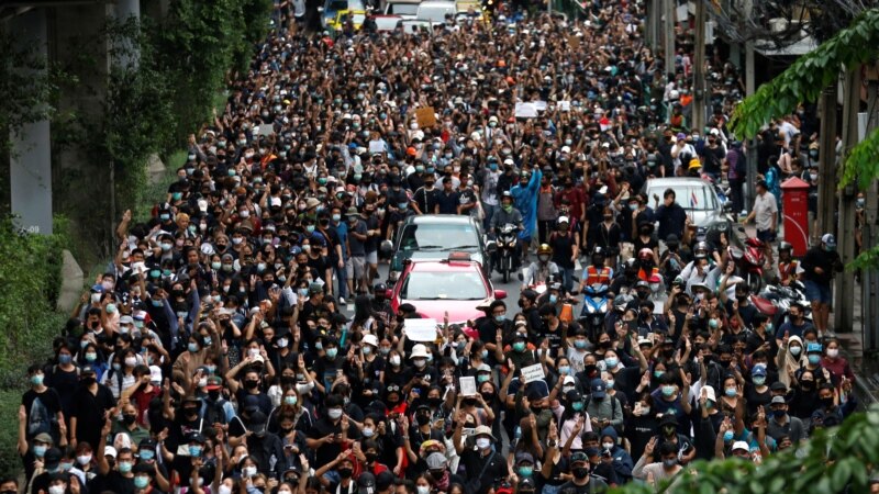 خیابان‌های بانکوک در تسخیر معترضان؛ نخست‌وزیر خواهان مذاکره شد