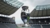 Trofeu i Kampionatit Evropian të futbollit prezantohet në Stadiumin Olimpik në Berlin, Gjermani, në prill 2024, në prag të Euro 2024.