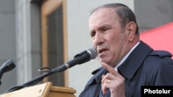 Armenia - Opposition leader Levon Ter-Petrosian addresses a rally in Yerevan, 1Mar2014.