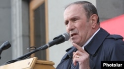 Armenia - Opposition leader Levon Ter-Petrosian addresses a rally in Yerevan, 1Mar2014.