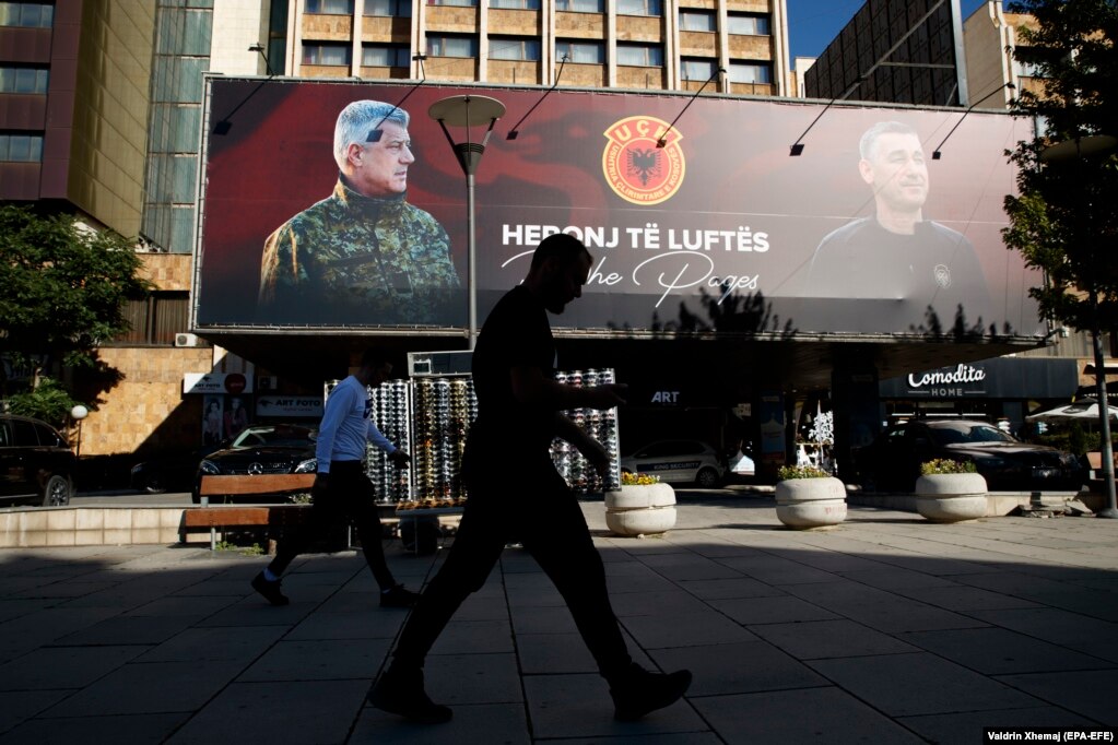 Një bilbord i vendosur në Prishtinë në përkrahje të ish-krerëve të UÇK-së, Hashim Thaçi dhe Kadri Veseli. Korrik, 2020.