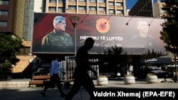 Fotografije Hašima Tačija i Kadrija Veseljija u Prištini sa natpisom: "Heroji rata i mira", 13. jul 2020.