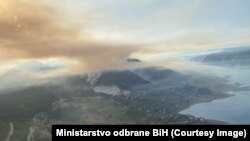 U Prozor-Rami gori borova šuma, te su na terenu vatrogasci kojima pomažu mještani.