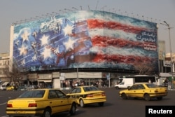 Акс дар маркази Теҳрон. Киштии Амрико зери "бомбборони Эрон"