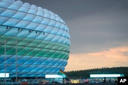 Arena Allianz din München, în culorile permise de UEFA, 23 iunie 2021.