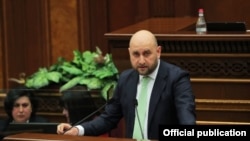 Armenia -- Martin Galstian speaks in the parliament, Yerevan, April 16, 2020.