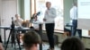На канфэрэнцыі ў Вільні выступае Павел Сапелка.