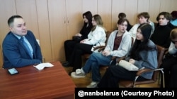 Галоўны рэдактар газэты «Навука» Сяргей Дубовік на сустрэчы з студэнтамі