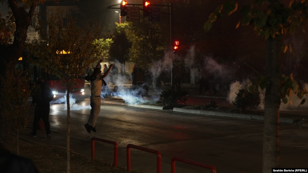Gjatë përpjekjeve të policisë për t’i shpërndarë protesuesit sa më larg ndërtesës së Kuvendit, protestuesit hodhën shishe qelqi dhe mjete piroteknike në drejtim të tyre.
