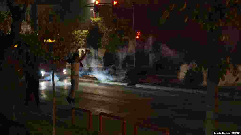 Gjatë përpjekjeve të policisë për t’i shpërndarë protesuesit sa më larg ndërtesës së Kuvendit, protestuesit hodhën shishe qelqi dhe mjete piroteknike në drejtim të tyre.