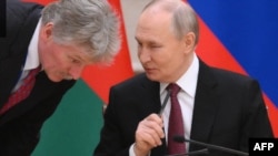 Речник Кремля Пєсков і очільник Росії Володимир Путін