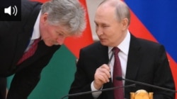 Владимир Путин (справа) и его пресс-секретарь Дмитрий Песков 