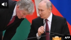 Владимир Путин (справа) и его пресс-секретарь Дмитрий Песков 